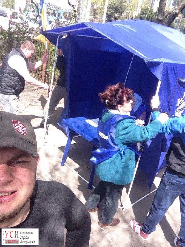 Ветер сорвал палатку “Оппозиционного блока” в Одессе (фото) «фото»