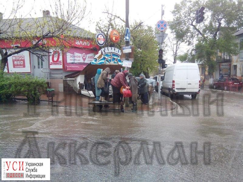 Ливень в Аккермане: местный житель организовал платную переправу через затопленную дорогу (фото) «фото»