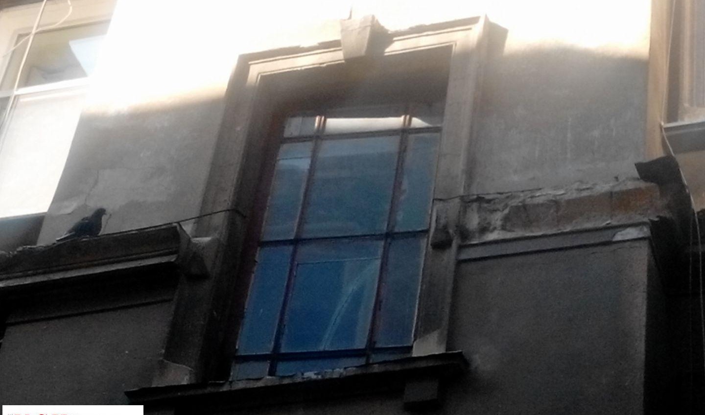 В центре Одессы снова обрушился карниз старинного здания (фото) «фото»