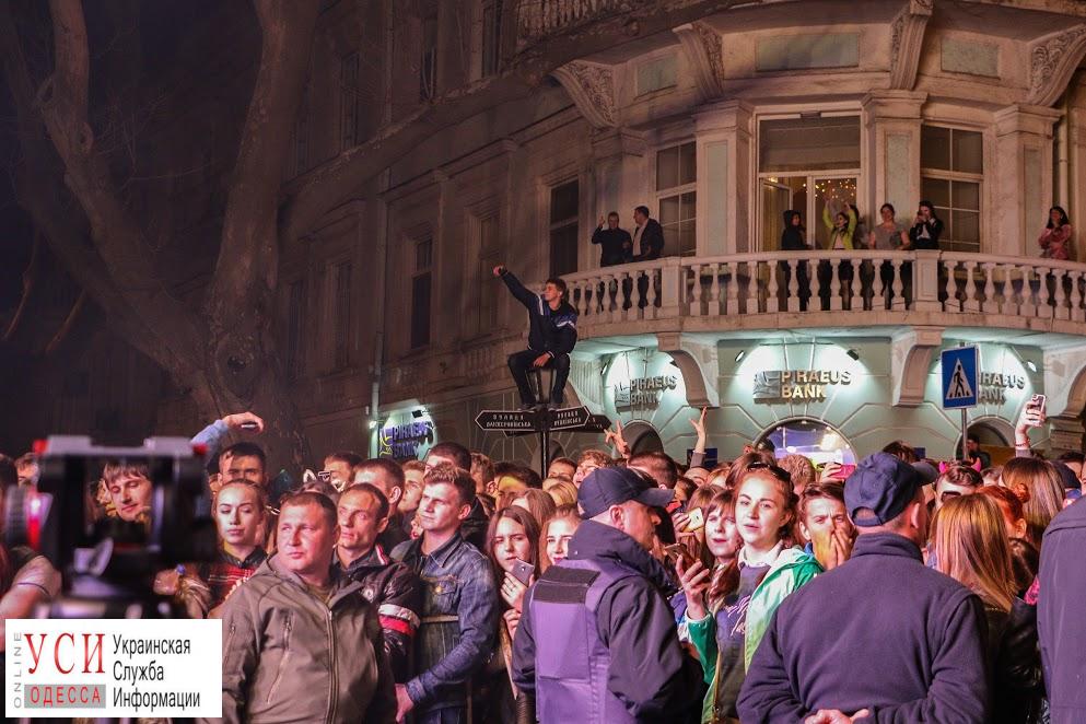 Концерт Юморины-2017: люди сидели на столбах и фасадах зданий (фоторепортаж) «фото»