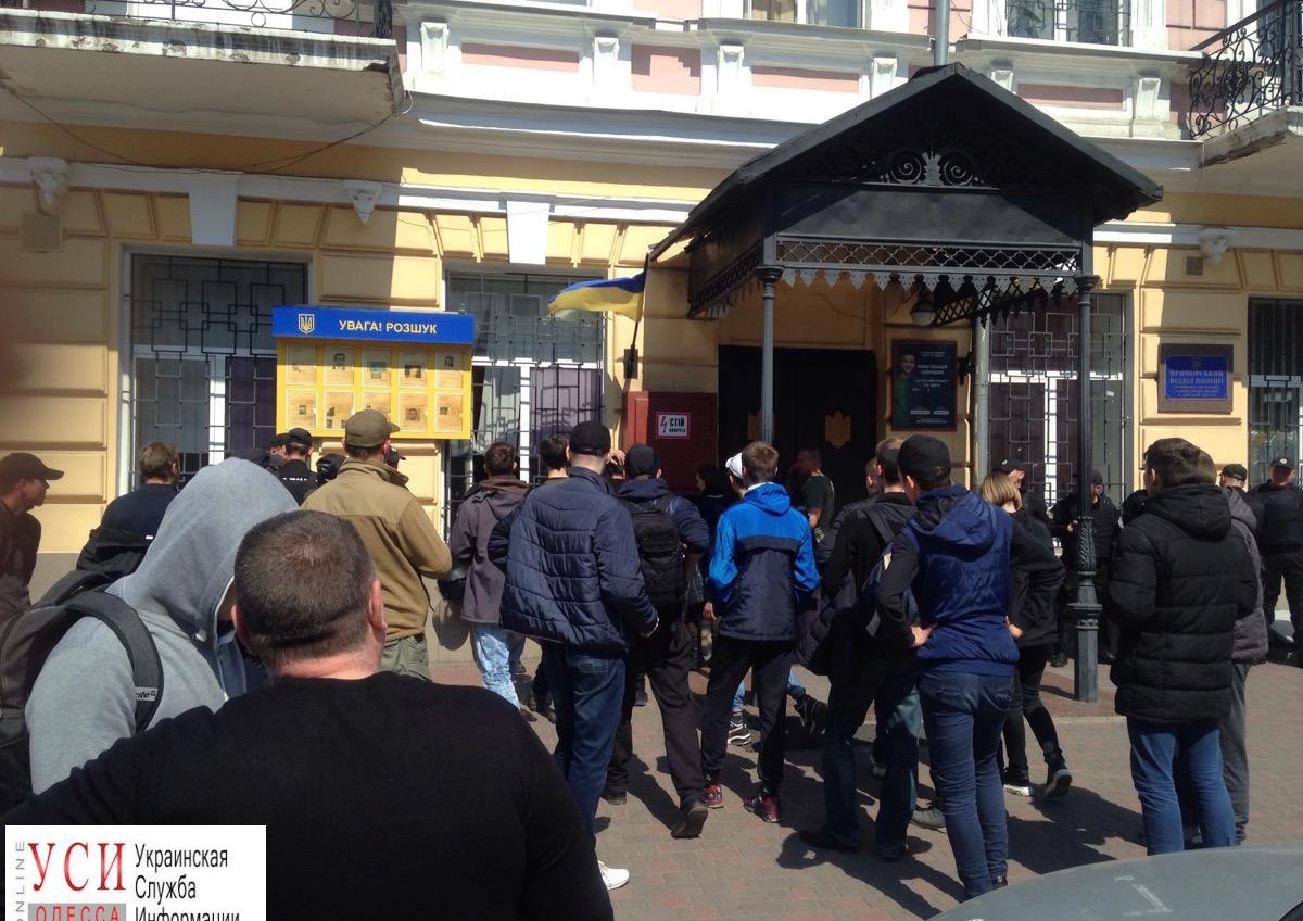 Активисты пикетируют Приморский райотдел и требуют отпустить участников потасовки на Аллее Славы (фото) «фото»