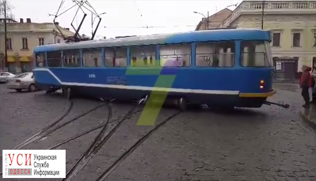 Трамвай разъехался в разные стороны на Тираспольской площади (видео) «фото»