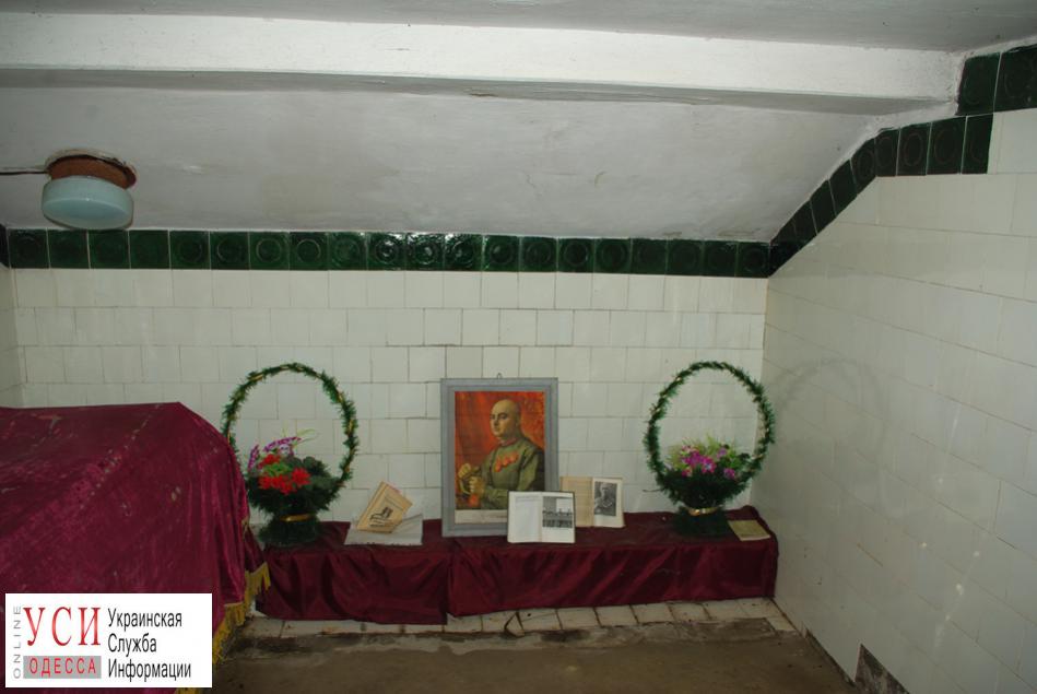 В Одесской области останки Котовского до сих пор не могут вынести из мавзолея «фото»