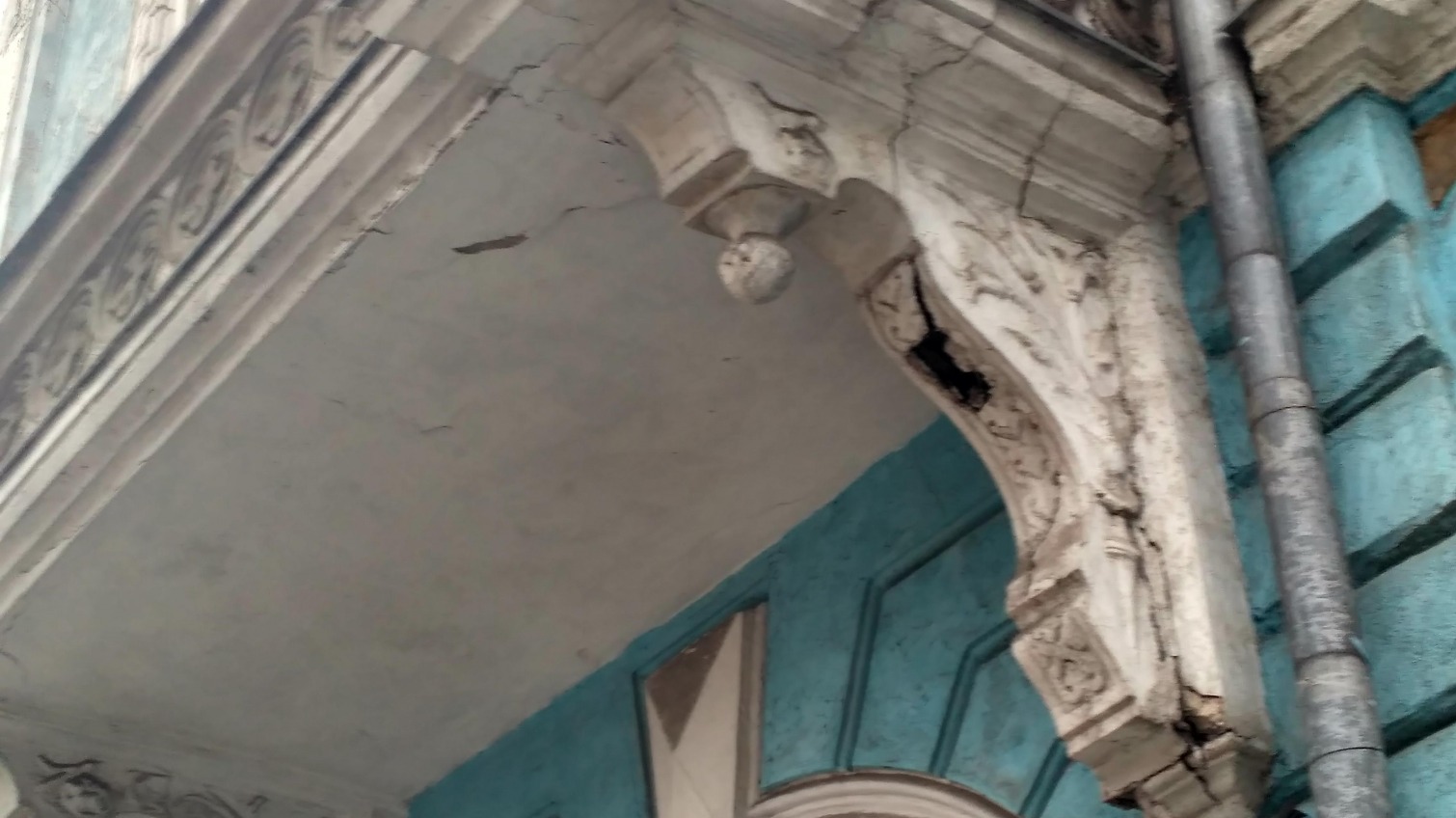Аварийный балкон: в историческом центре Одессы угроза очередного обвала (фото) «фото»