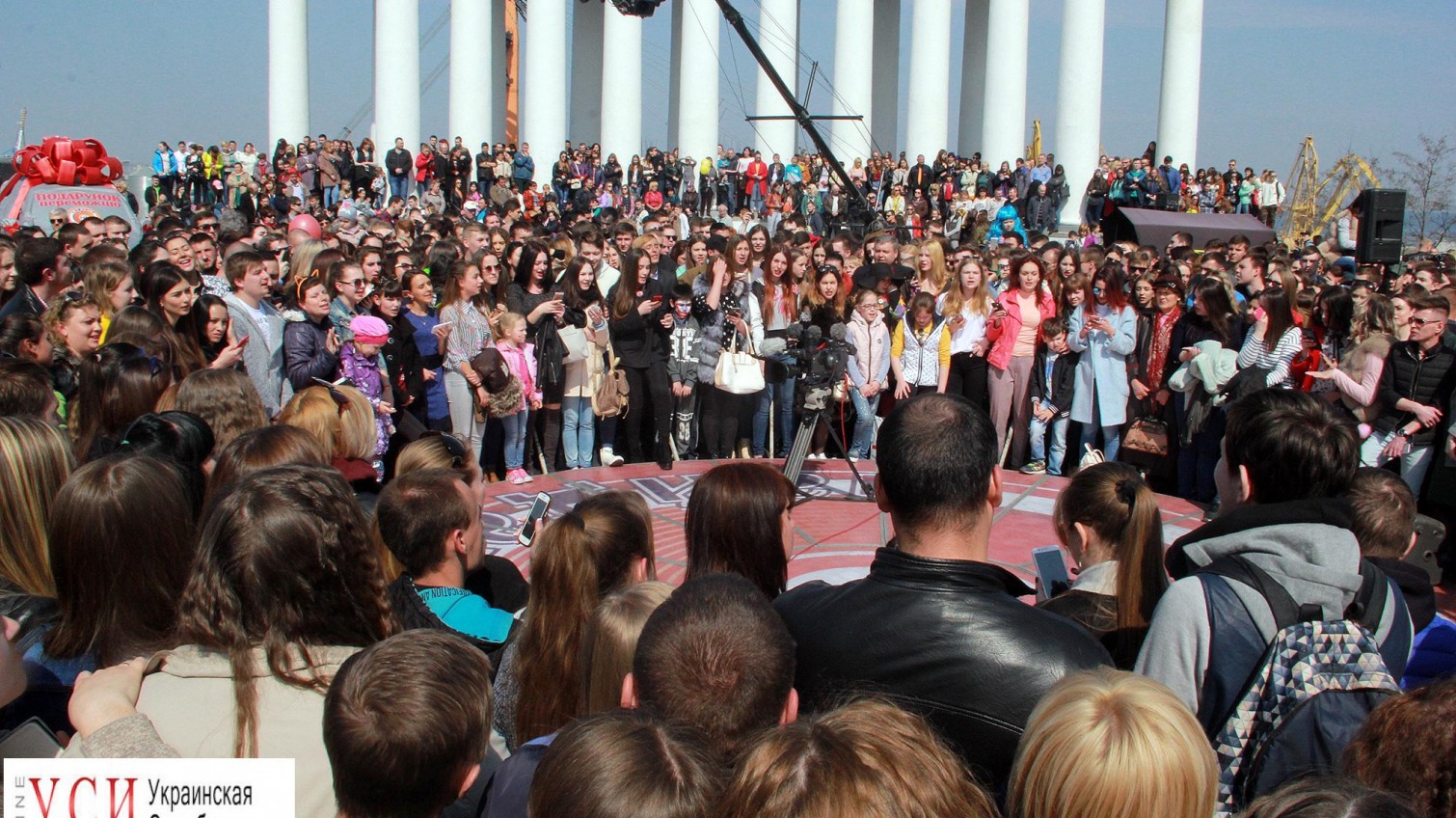 Сотни одесситов пришли на одесское «Караоке на майдане» «фото»