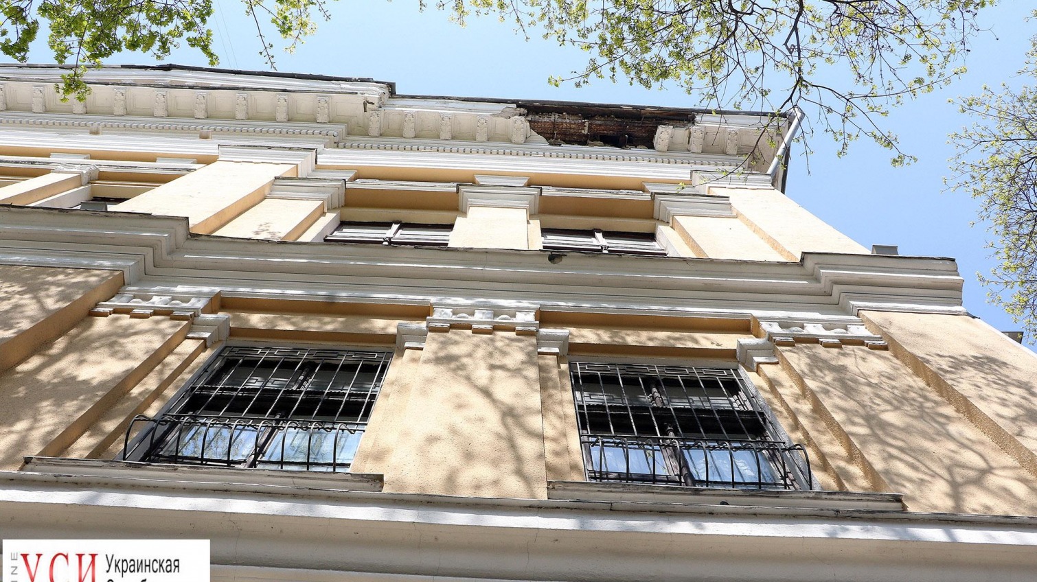 В Горсаду обвалился фасад здания: коммунальщики не убирают камни уже сутки (фото) «фото»