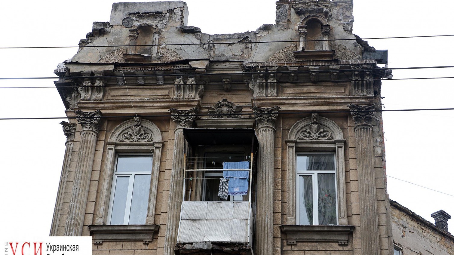 У памятника архитектуры 19-го века в центре Одессы осыпается фасад (фото) «фото»