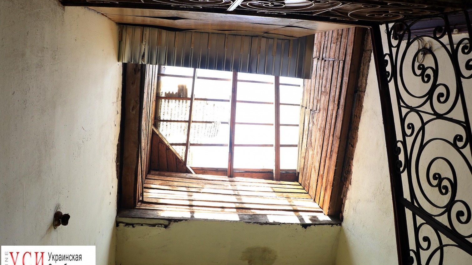 Полгода без крыши: в доме на Коблевской размокли стены и рушится лестница (фото) «фото»