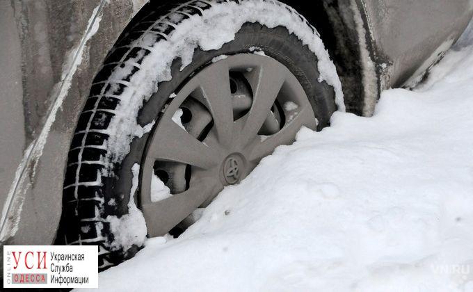Больше 10 машин застряло в снежных заносах по пути из Одессы в Кучурганы «фото»