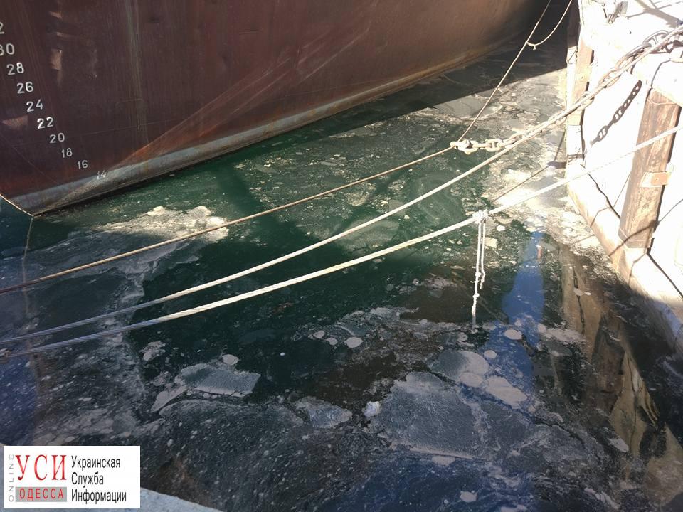 В акватории Одесского порта появились масштабные масляные пятна (фото) «фото»