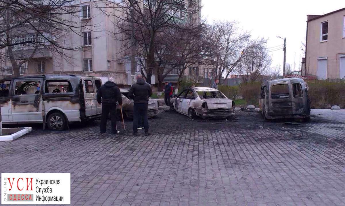 В центре Черноморска сгорели четыре автомобиля (фото) «фото»
