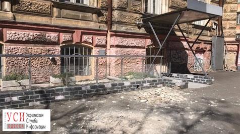 Часть фасада старинного дома обрушилась в центре Одессы (фото) «фото»