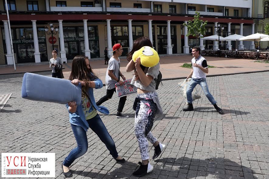 Массовая драка в центре Одессы: на Греческой площади прошел бой подушками (фоторепортаж) «фото»