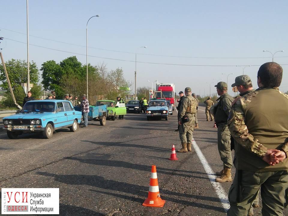 “Автомайдановцы” осматривают автомобили, въезжающие в Одессу (фото) «фото»