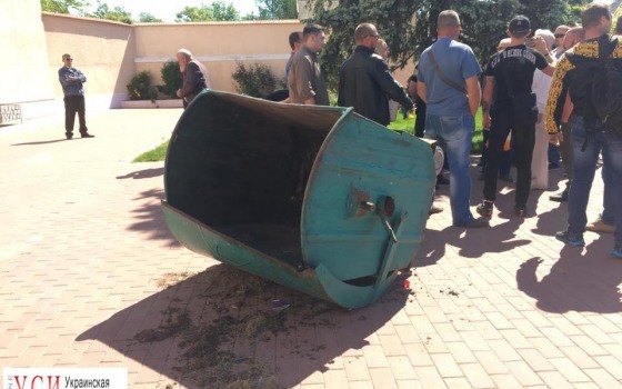 Депутата Белгород-Днестровского горсовета облили зеленкой и пытались забросить в мусорный бак (фото, видео) «фото»