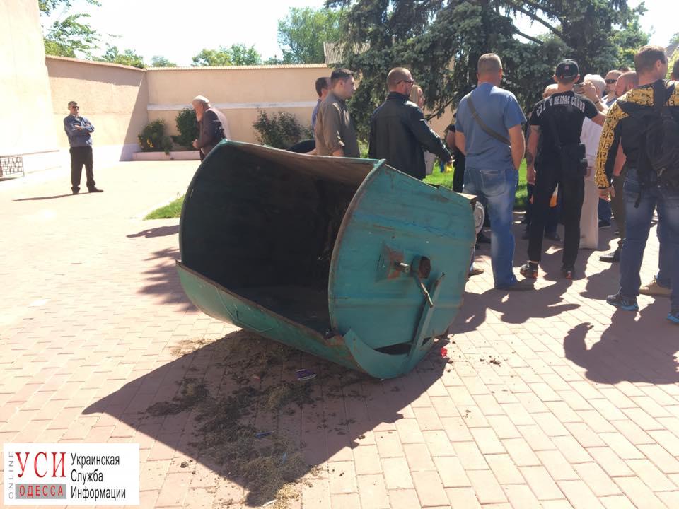 Депутата Белгород-Днестровского горсовета облили зеленкой и пытались забросить в мусорный бак (фото, видео) «фото»