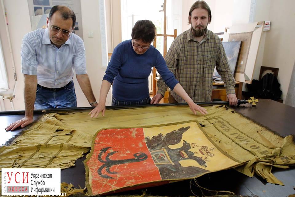 Реставраторы восстанавливают раритетное знамя с гербами Одессы (фото) «фото»