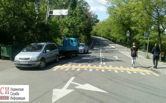 Автохамы превратили велодорожку на Ланжероне в парковку (фото) «фото»