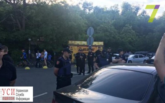 Одесса: активист на машине снес шлагбаум на Ланжероне (фото, видео) usionline.com Одесса: активист на машине снес шлагбаум на Ланжероне (фото, видео) «фото»