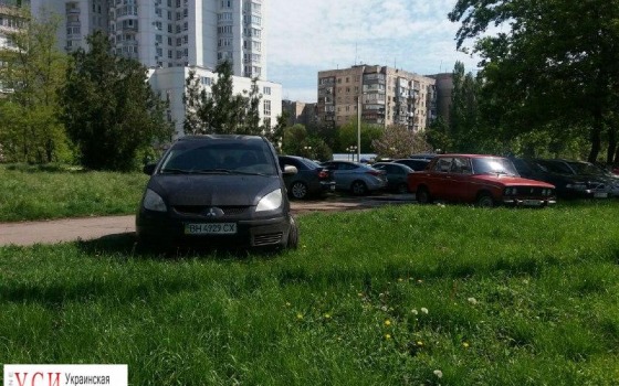 На Таирова зеленую зону возле поликлиники превратили в парковку (фотофакт) «фото»