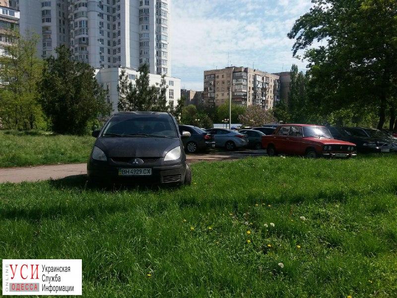 На Таирова зеленую зону возле поликлиники превратили в парковку (фотофакт) «фото»