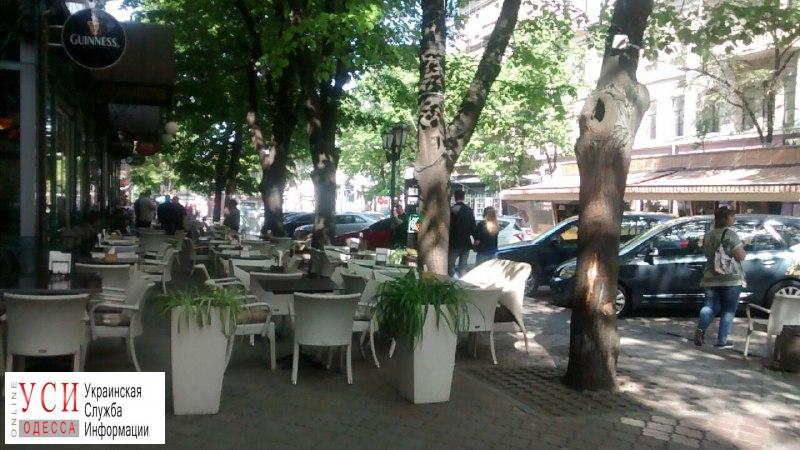 Пешеходам здесь не место: Дерибасовскую заставили летними кафе (фото) «фото»