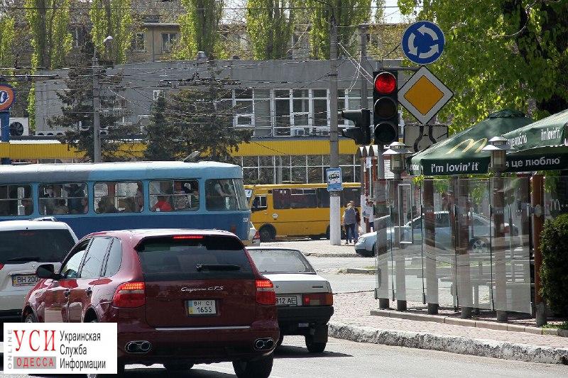 На перекрестках с круговым движением в Одессе обещают сегодня поменять знаки «фото»
