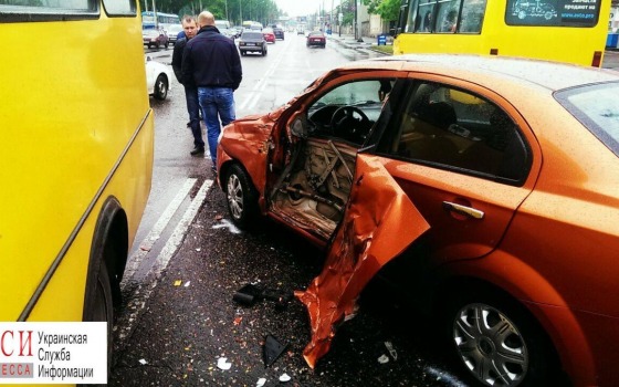 Маршрутчик стал виновником тройной аварии на Николаевской дороге «фото»