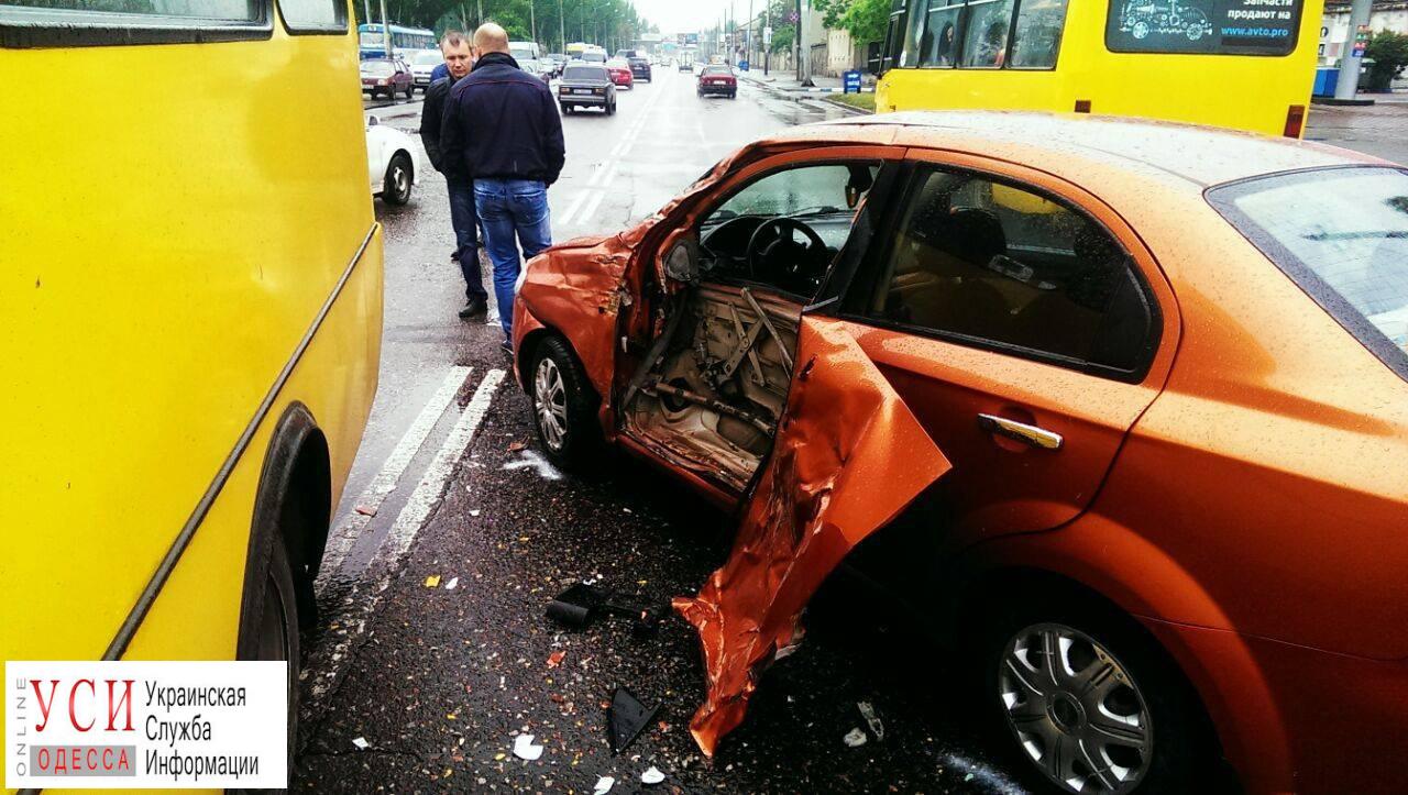 Маршрутчик стал виновником тройной аварии на Николаевской дороге «фото»