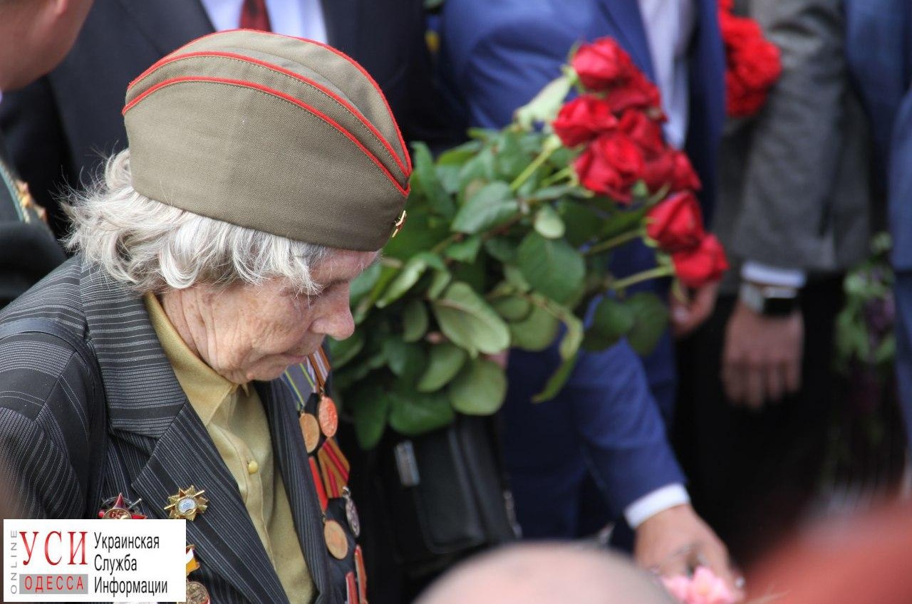 Одесситы возложили цветы на Аллее Славы: не обошлось без задержаний (фото) «фото»