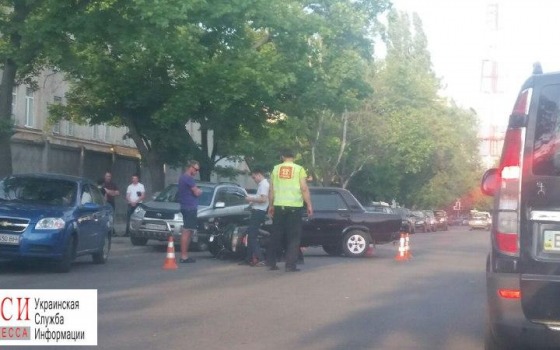Автомобиль сбил мопед: есть пострадавший (фото) «фото»
