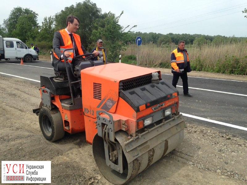 Министр инфраструктуры проехался на катке по новой дороге в Паланке, но ремонт оценил на тройку «фото»