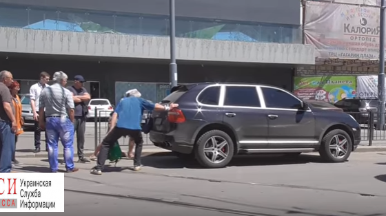 Одесситы убрали перекрывшую путь трамваям престижную иномарку (фото, видео) «фото»