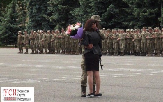 В Одессе солдат предложил руку и сердце возлюбленной во время присяги (фото) usionline.com В Одессе солдат предложил руку и сердце возлюбленной во время присяги (фото) «фото»