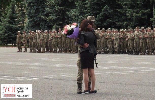 В Одессе солдат предложил руку и сердце возлюбленной во время присяги (фото) «фото»