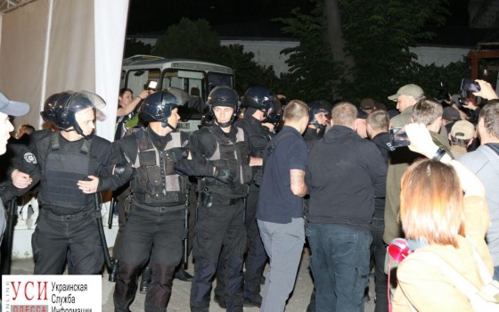 Столкновения в Аркадии: активисты подрались с полицией, в ход пошли газовые баллончики (фото, видео) «фото»