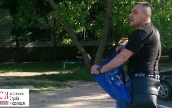 Ветеран АТО в Измаиле заставил мужчину снять антиукраинскую футболку и разорвал ее (фото) «фото»