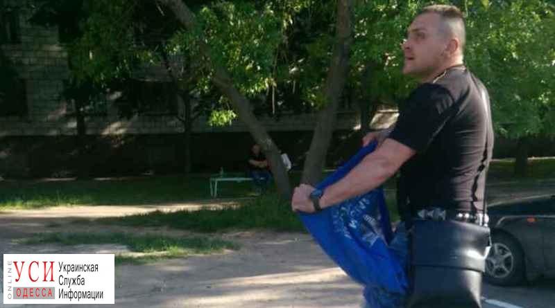Ветеран АТО в Измаиле заставил мужчину снять антиукраинскую футболку и разорвал ее (фото) «фото»