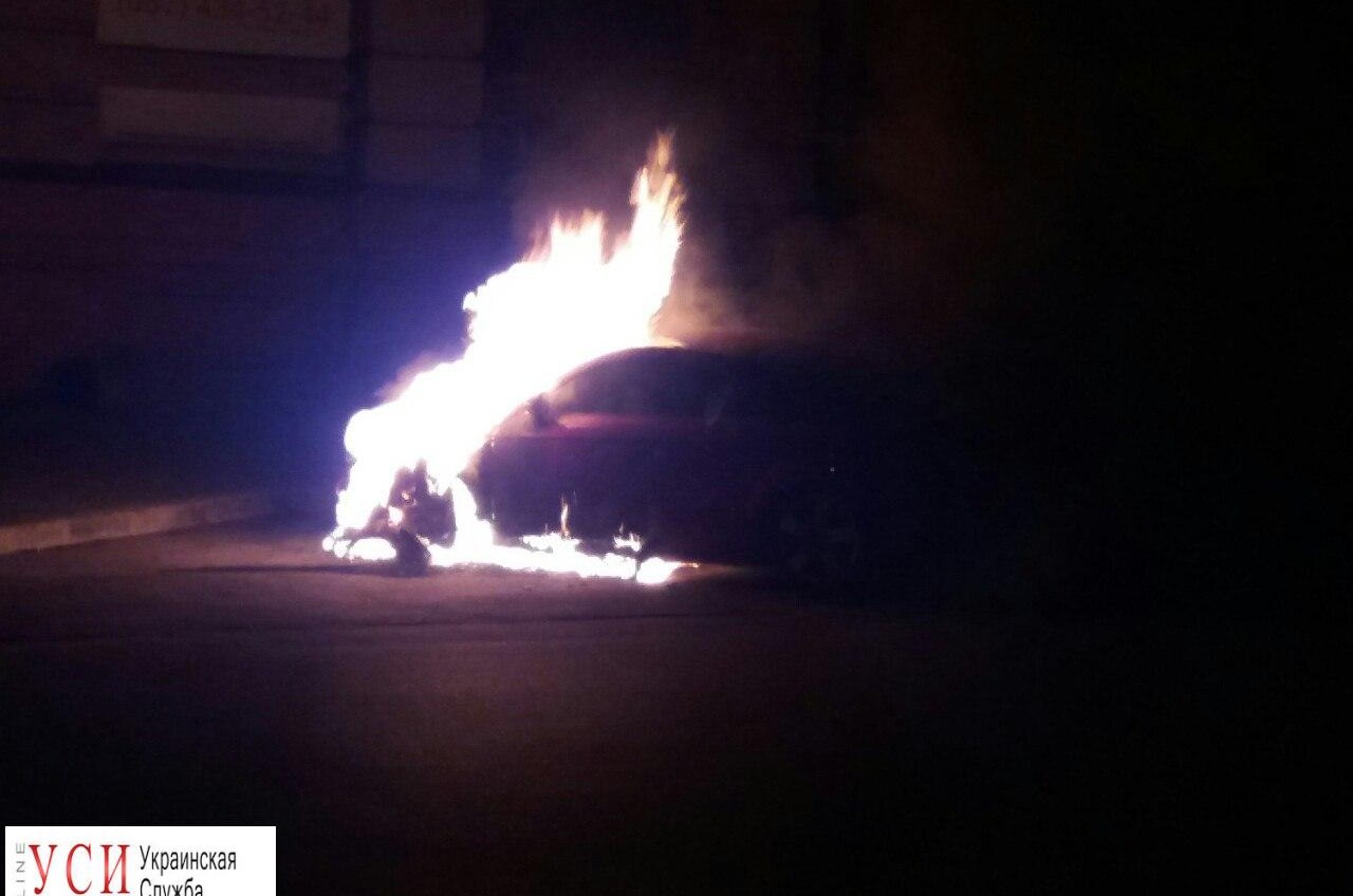 Одесситы фотографировались на фоне горящей “AUDI TT” (фото) «фото»