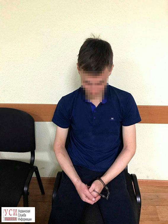 В Черноморске задержали грабителя, срывавшего цепочки с женщин (фото) «фото»