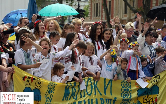 С градом и дождем: в Одессе прошел юбилейный Мегамарш в вышиванках (фото, аэросъемка) «фото»