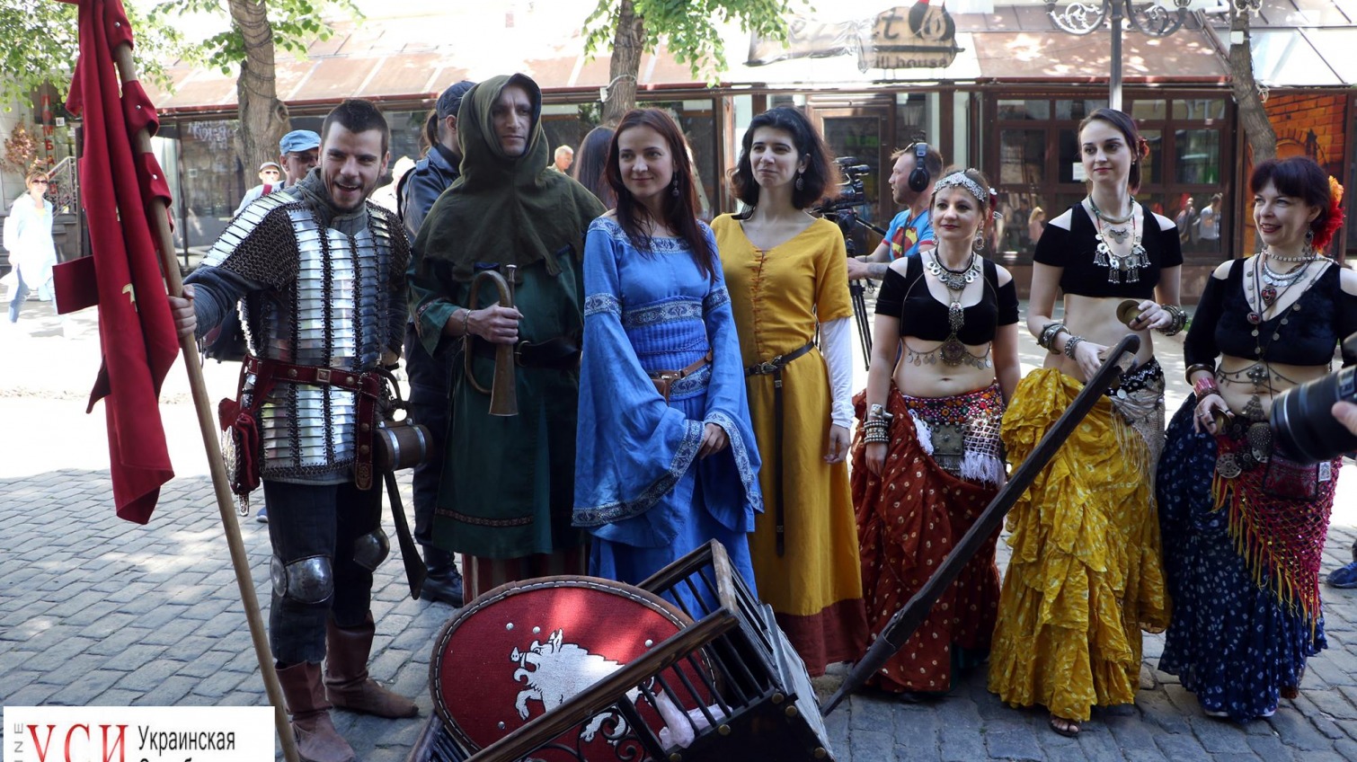 Средневековые рыцари и танцовщицы прошлись по Дерибасовской (фото, видео) «фото»