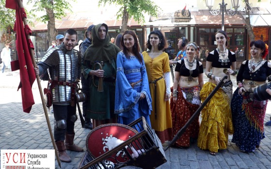 Средневековые рыцари и танцовщицы прошлись по Дерибасовской (фото, видео) «фото»