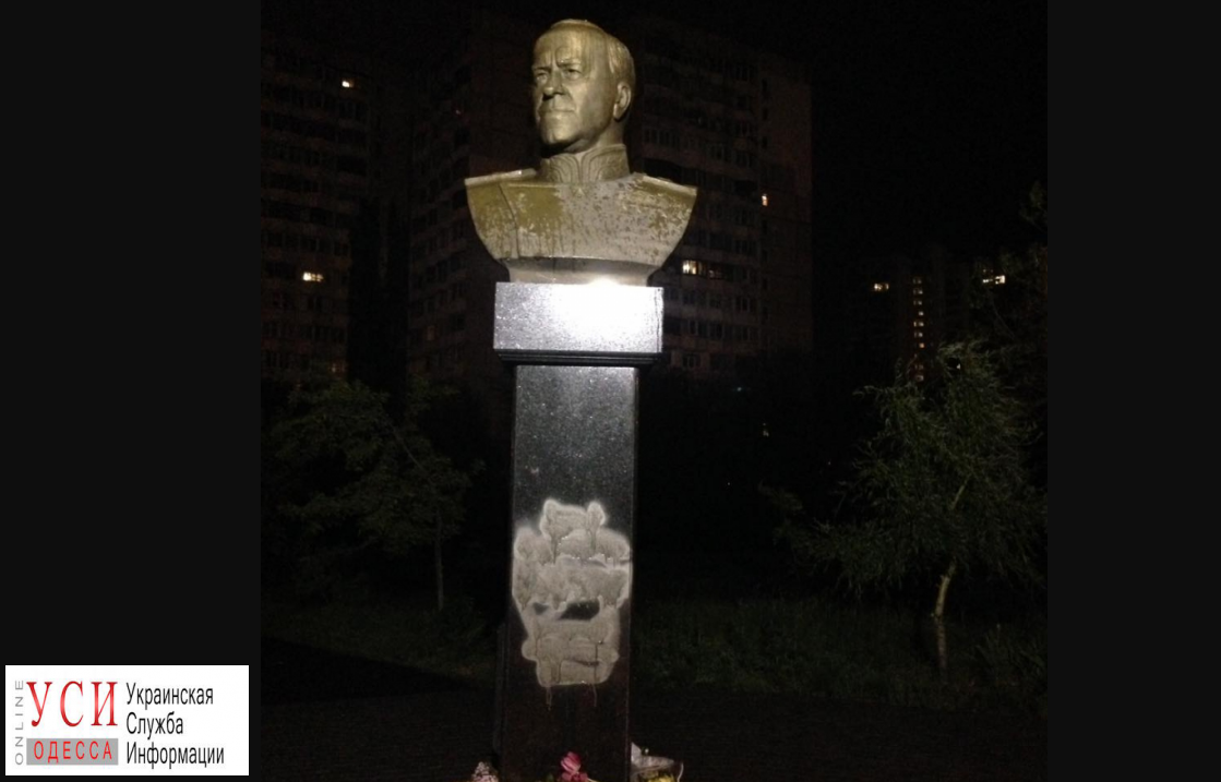Бюст Жукову в Одессе подвергся атаке “неизвестных патриотов” (фото) «фото»