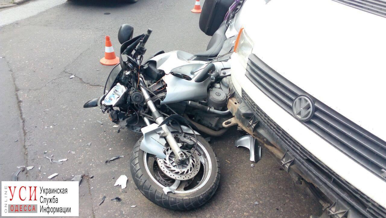 Фургон поехал на красный и сбил мотоциклиста на Балковской (фото) «фото»