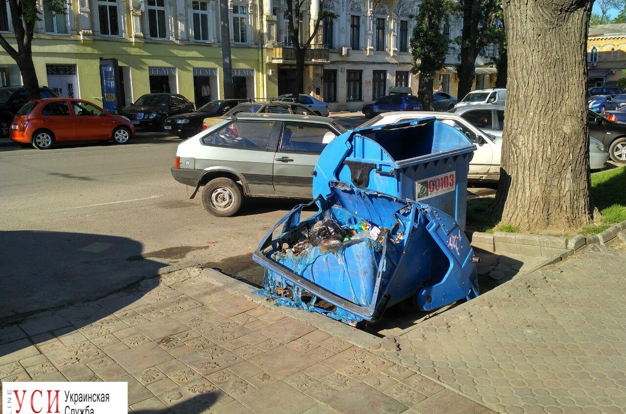 Не доглядели: под пожарной частью в центре Одессы сгорел мусорный бак (фото) «фото»