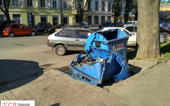 Не доглядели: под пожарной частью в центре Одессы сгорел мусорный бак (фото) «фото»