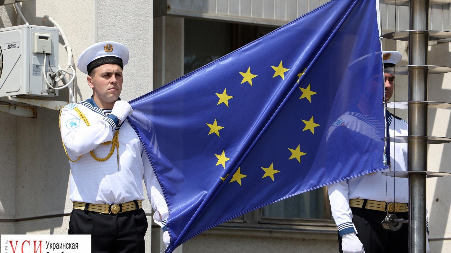 День Европы: у стен Одесской обладминистрации подняли флаг ЕС (фото) «фото»
