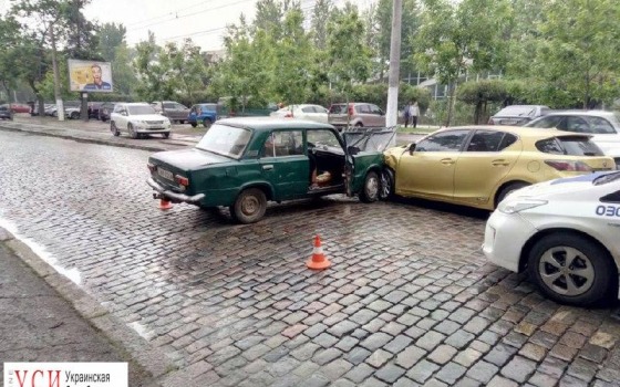 На Французском бульваре столкнулись два авто: пострадала женщина «фото»