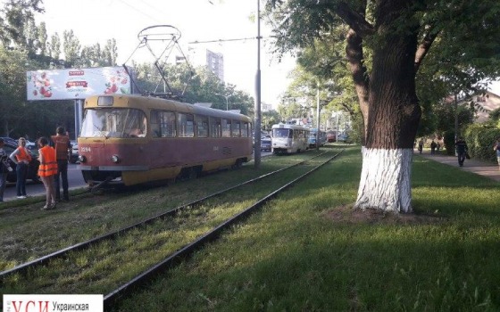 Поломка спровоцировала трамвайную пробку на Толбухина (фото) usionline.com Поломка спровоцировала трамвайную пробку на Толбухина (фото) «фото»
